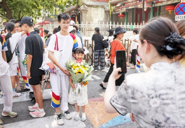 N配资 北京中考结束，考生自信走出考场