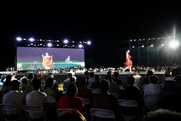 盘配资 国内首创！150米沙丘变身时尚秀场，2026流行趋势在巴楚大漠震撼发布