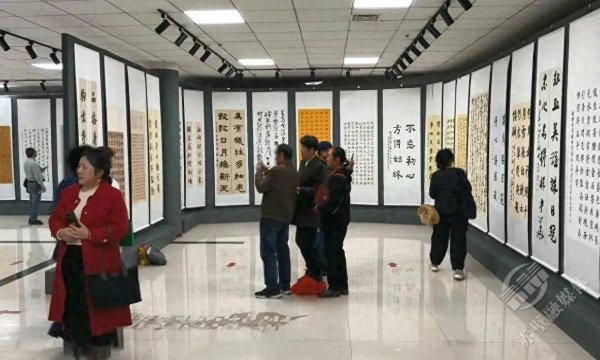 荣耀配资 “墨润赤壁 英雄永恒”赤壁市书协纪念中国人民抗日战争暨世界反法西斯战争胜利80周年书法展开幕